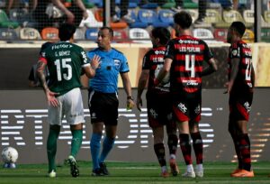 Arbitragem erra ao não expulsar Pulgar e prejudica final da Libertadores