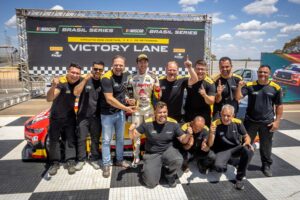 Gabriel Casagrande renova com a MX Vogel para a temporada 2026 da NASCAR Brasil