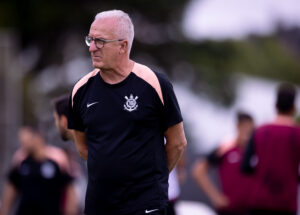 Dorival engole sapo de Memphis no Corinthians