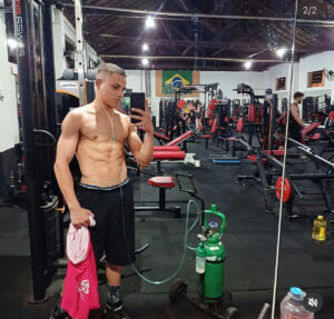 Vencendo a Fibrose Cística com a Musculação: A Inspiradora Jornada de Lucas Vinícius