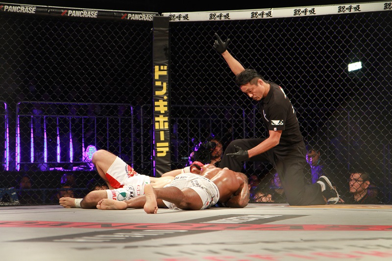 Morcego finaliza em estréia no Pancrase - Bruno Massami