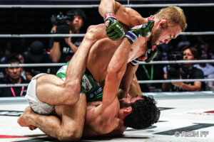 Roberto Satoshi brilha em manutenção de titulo no RIZIN 51