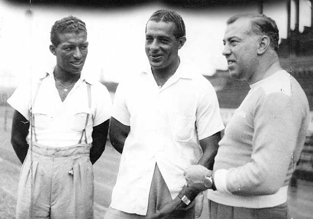 O técnico português Joreca (dir.), com o goleiro Jurandir (C) e o craque Zizinho