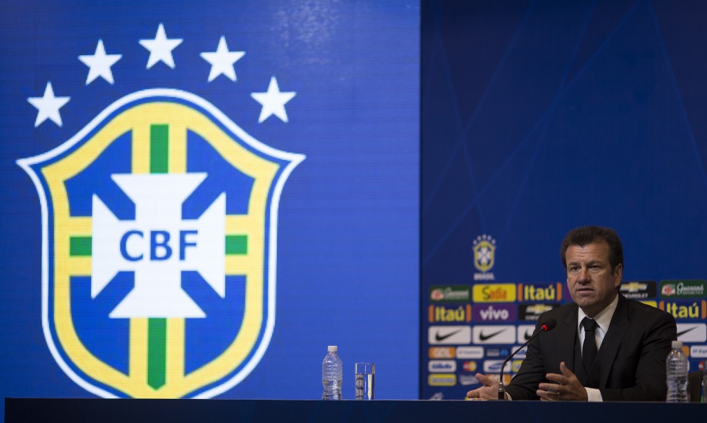 O técnico Dunga fala durante entrevista coletiva depois de anunciar os jogadores que participarão das primeiras partidas da seleção brasileira nas eliminatórias da Copa do Mundo 2018, na sede da CBF, na Barra, Rio de Janeiro, Brasil, Setembro, Quinta-feira 17, 2015. O Brasil enfrentará o Chile, em Santiago, no dia 8 de Outubro e a Venezuela no dia 13., em Fortaleza. Foto Leo Correa/Mowa Press