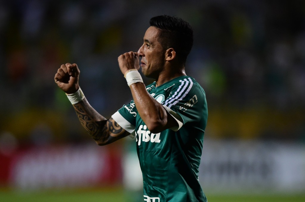 Lucas Barrios marca na vitória do Palmeiras sobre o Grêmio no Pacaembu - Foto: Djalma Vassão/Gazeta Press