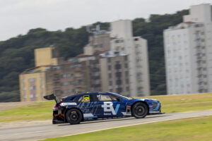 Stock Car: Felipe Baptista ganha 20 posições, faz volta mais rápida e garante top-10 em Interlagos com o banco BV