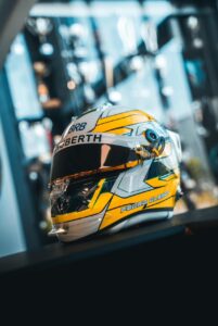 Pedro Clerot homenageia Ayrton Senna com capacete especial para o GP de Mônaco na F3