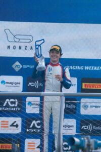 Augustus Toniolo coloca Brasil no topo em Monza com pole e vitória na sua categoria no E4 Championship