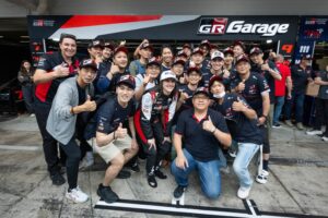 Japoneses que vieram reconstruir fábrica da Toyota visitam a Stock Car