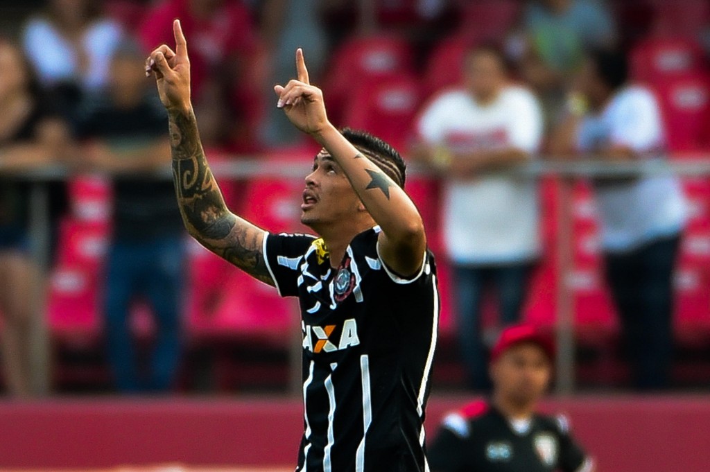 Luciano aproveitou cruzamento de Uendel e abriu o placar no Morumbi. Djalma Vassão/Gazeta Press