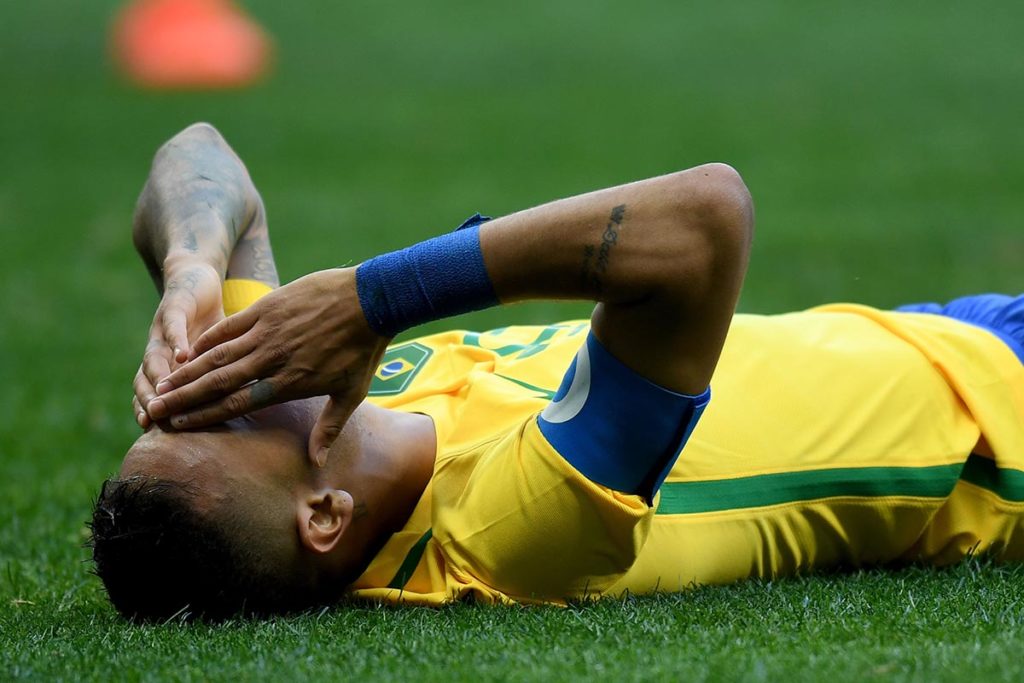 Neymar caído no gamado: reclama demais e joga de menos.