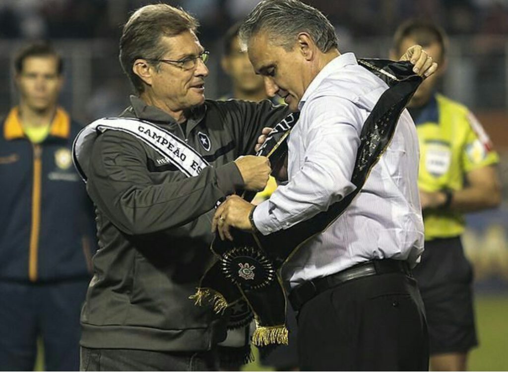 No Botafogo, Oswaldo fez questão de entregar a faixa de campeão para o ex-técnico Tite.