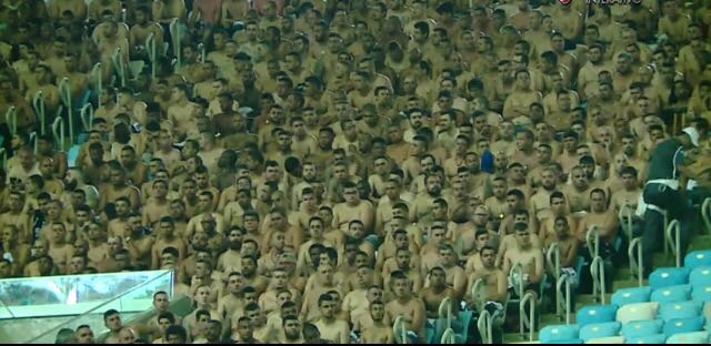 Mais de 3 mil torcedores foram obrigados a tirar a camisa e ficar ao relento no estádio carioca.
