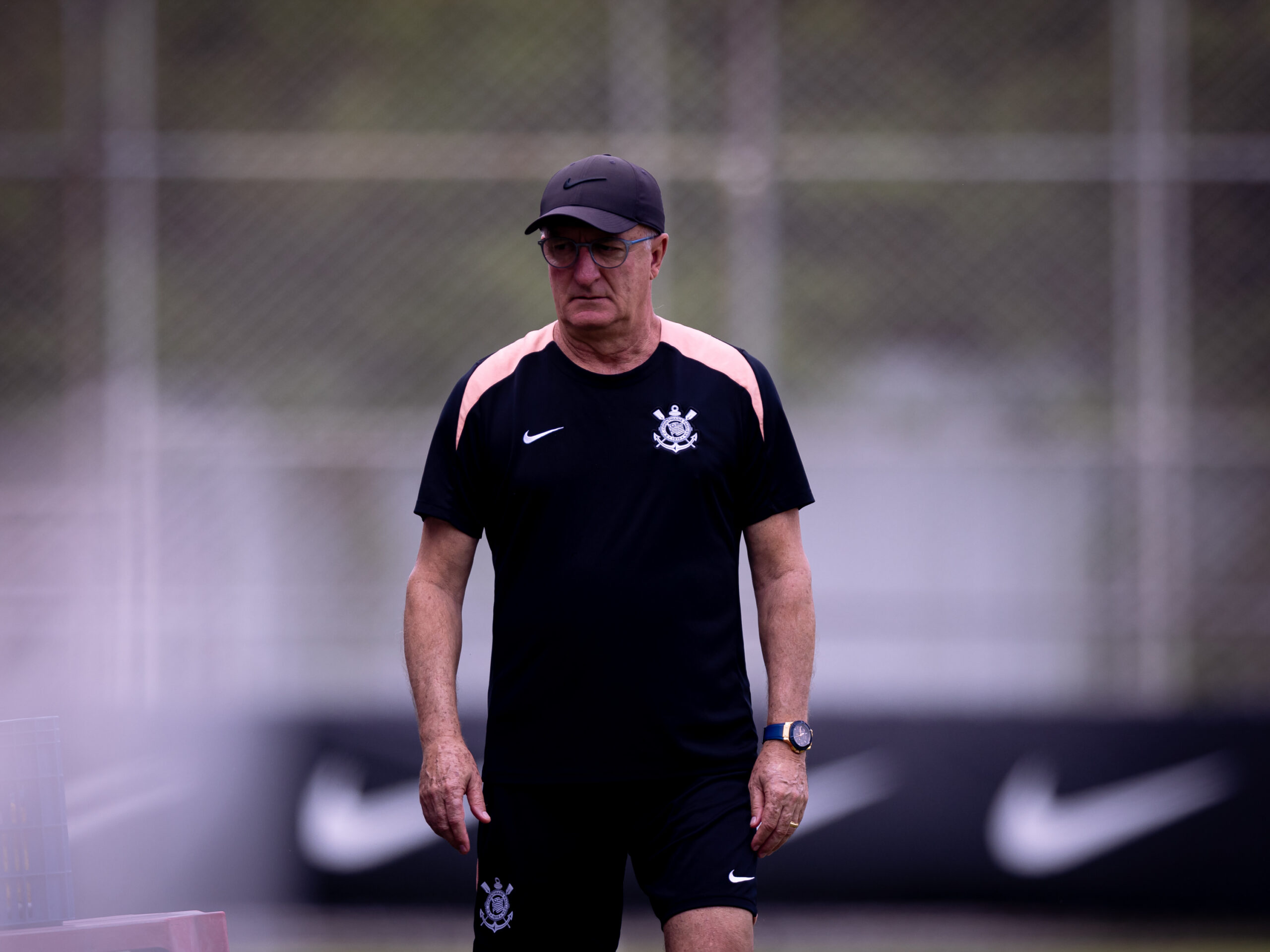 Técnico Dorival Júnior durante treino do Corinthians