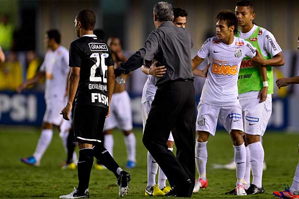 Jogador de futebol de uma perna só persegue sonho do esporte