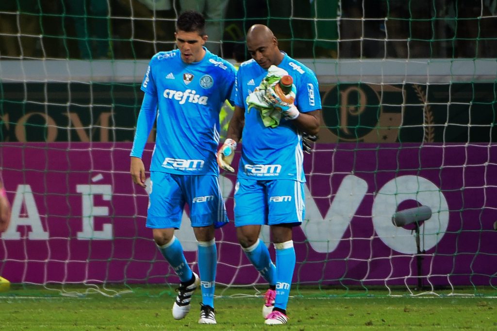 Vinícius ficou no banco de Jailson no domingo (Foto: Djalma Vassão/Gazeta Press)