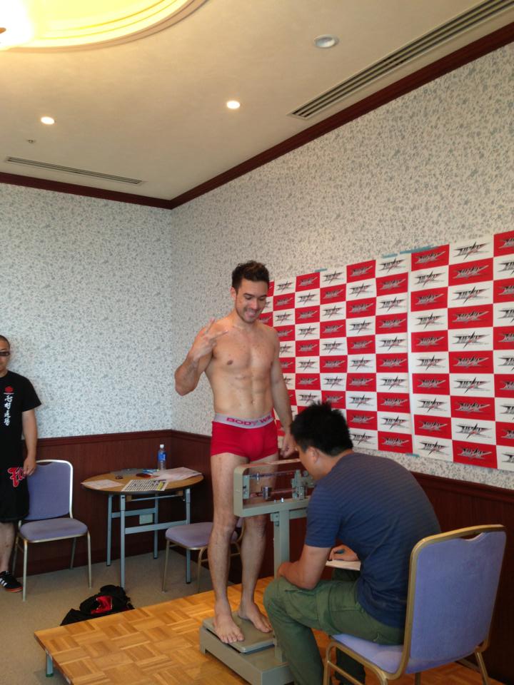 Danilo Zanolini bate peso e encara japonês Yuji Nashiro em sua última luta no HEAT - Arquivo Pessoal