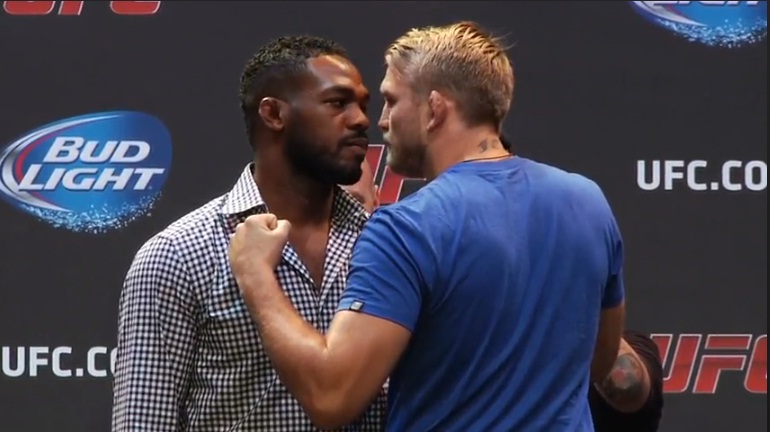 Jones e Gustafsson se encaram em coletiva - Reprodução Youtube
