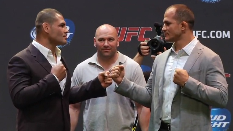 Velasquez e Cigano se encaram em coletiva - Reprodução Youtube