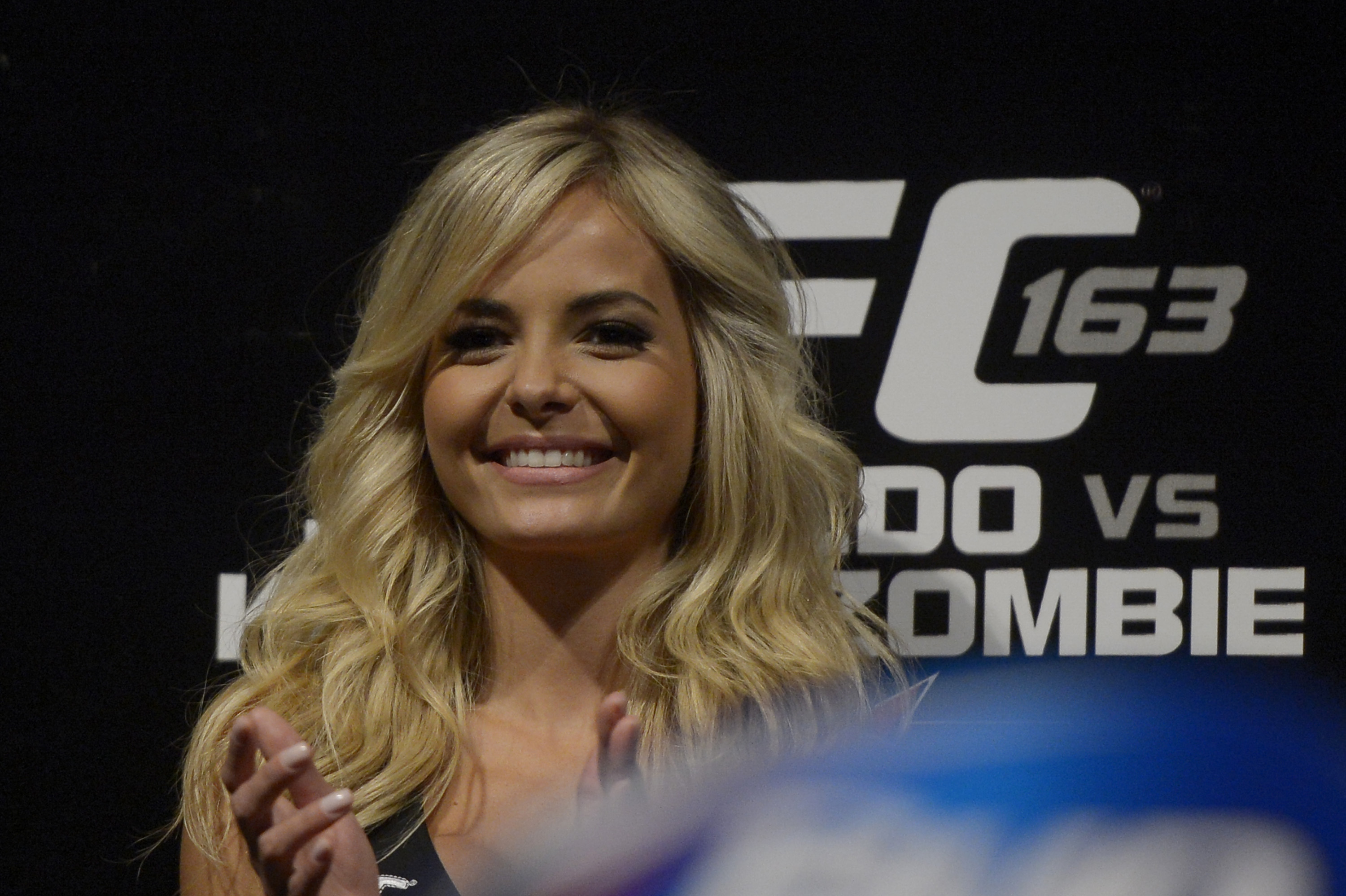 Pesagem tranquila do UFC Rio 163 revela nova ring girl brasileira e