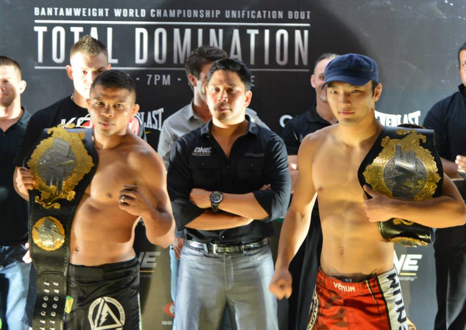 Lutadores unificam cinturão da categoria - DIvulgação ONE FC