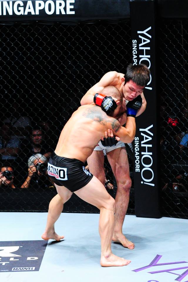 Shinya Aoki sofreu no início da luta com golpe ilegal mas conquistou sua vitória - Divulgação ONE FC