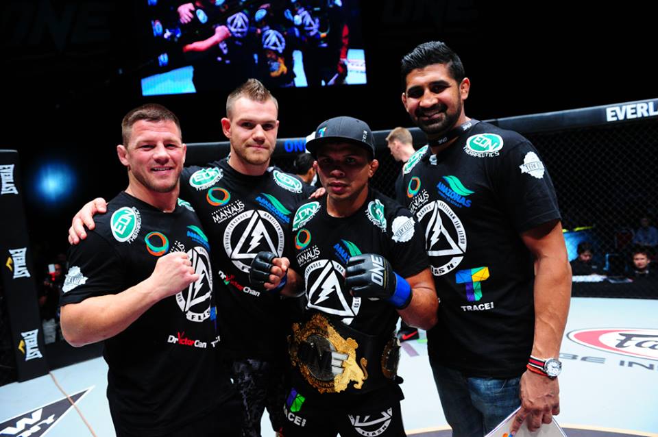 Bibiano posa para fotos após o combate - Divulgação ONE FC