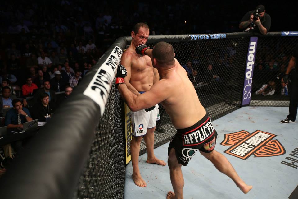 Cigano é castigado por Cain em grande performance do lutador americano - Divulgação UFC /Josh Hedges
