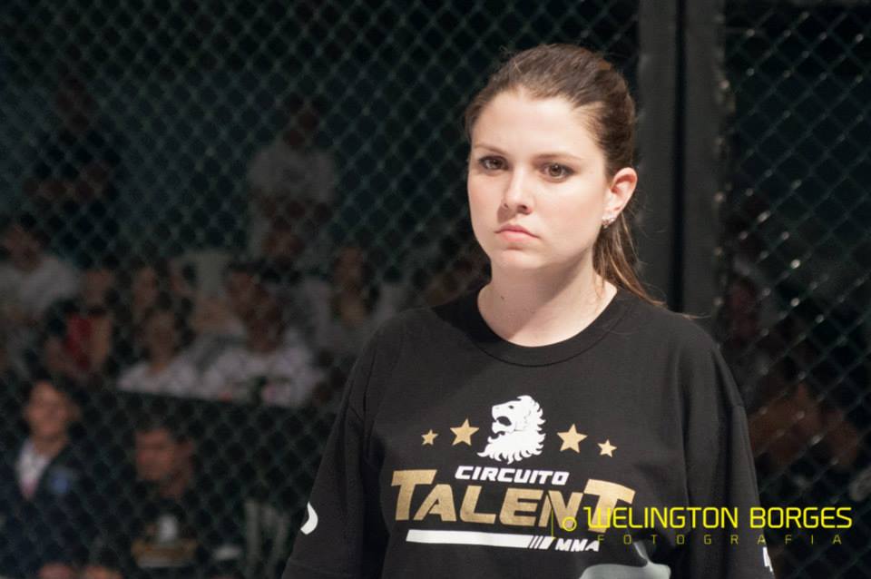 Mariana Faria é uma das pioneiras na árbitragem feminina do MMA Brasileiro - Crédito: Welington Borges