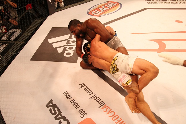 Jorjão Rodrigues vence americano em Divinópolis - Divulgação Brasil Fight