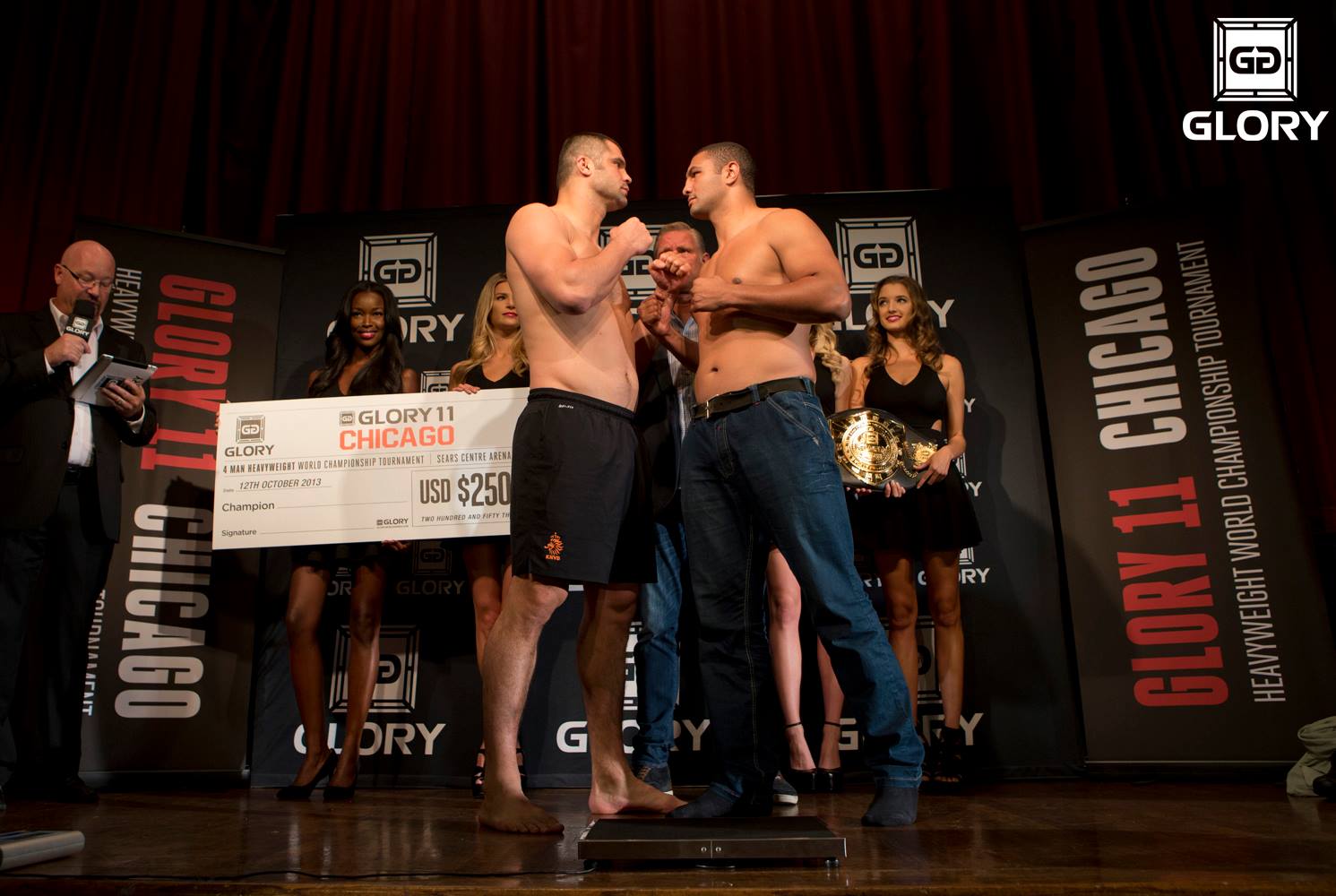 Anderson Braddock (direita) encara romeno Daniel Ghita em semifinal de GP - Divulgação GLORY