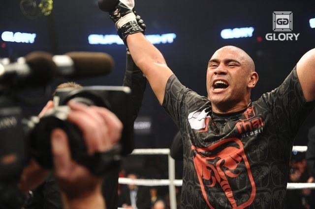 Saulo comemora vitória sobre belga em estréia no GLORY - Divulgação GLORY