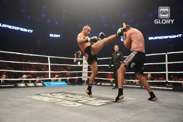 Saulo acertando um chute em Verlinden - Divulgação GLORY