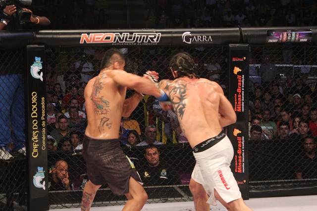 Julio Cézar aplica nocaute e brilha no evento - Ana Carolina/Gazeta Press