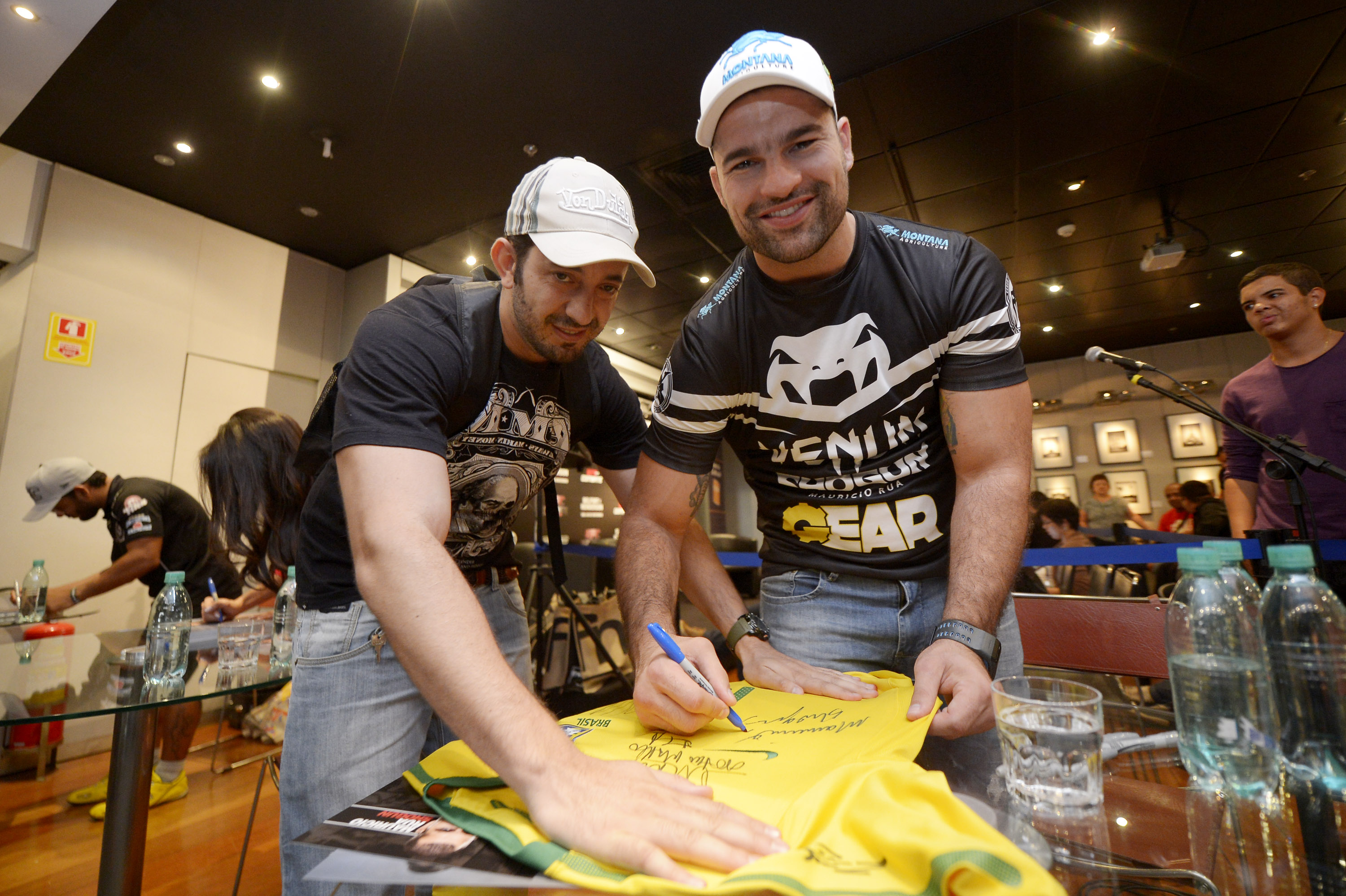 Maurício Shogun dá autógrafos para fãs em Brasília - Alexandre Loureiro/Inovafoto