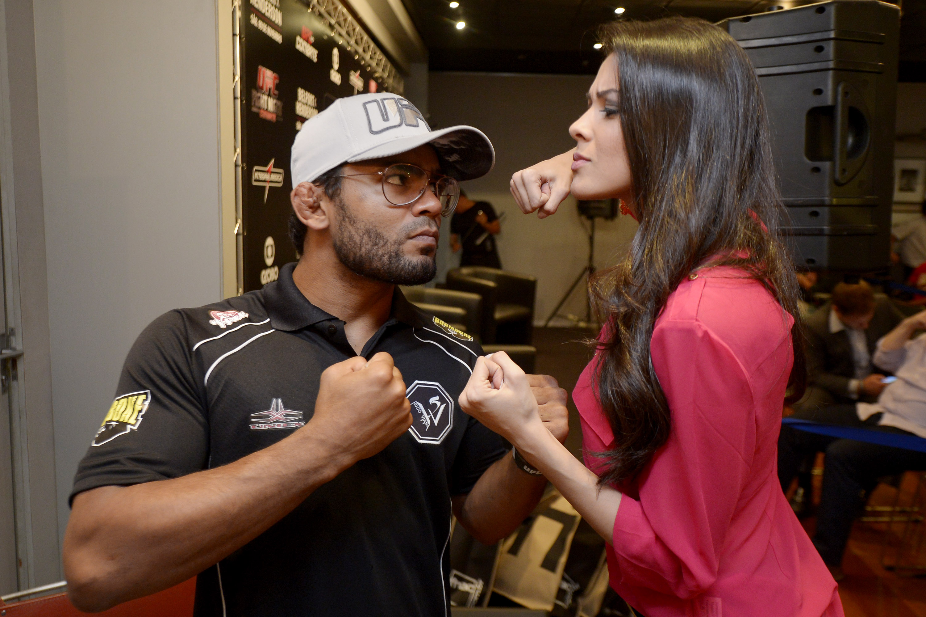 Hugo Wolverine e Camila Oliveira entram no clima e se encaram em evento na cidade de Brasília - Alexandre Loureiro/Inovafoto