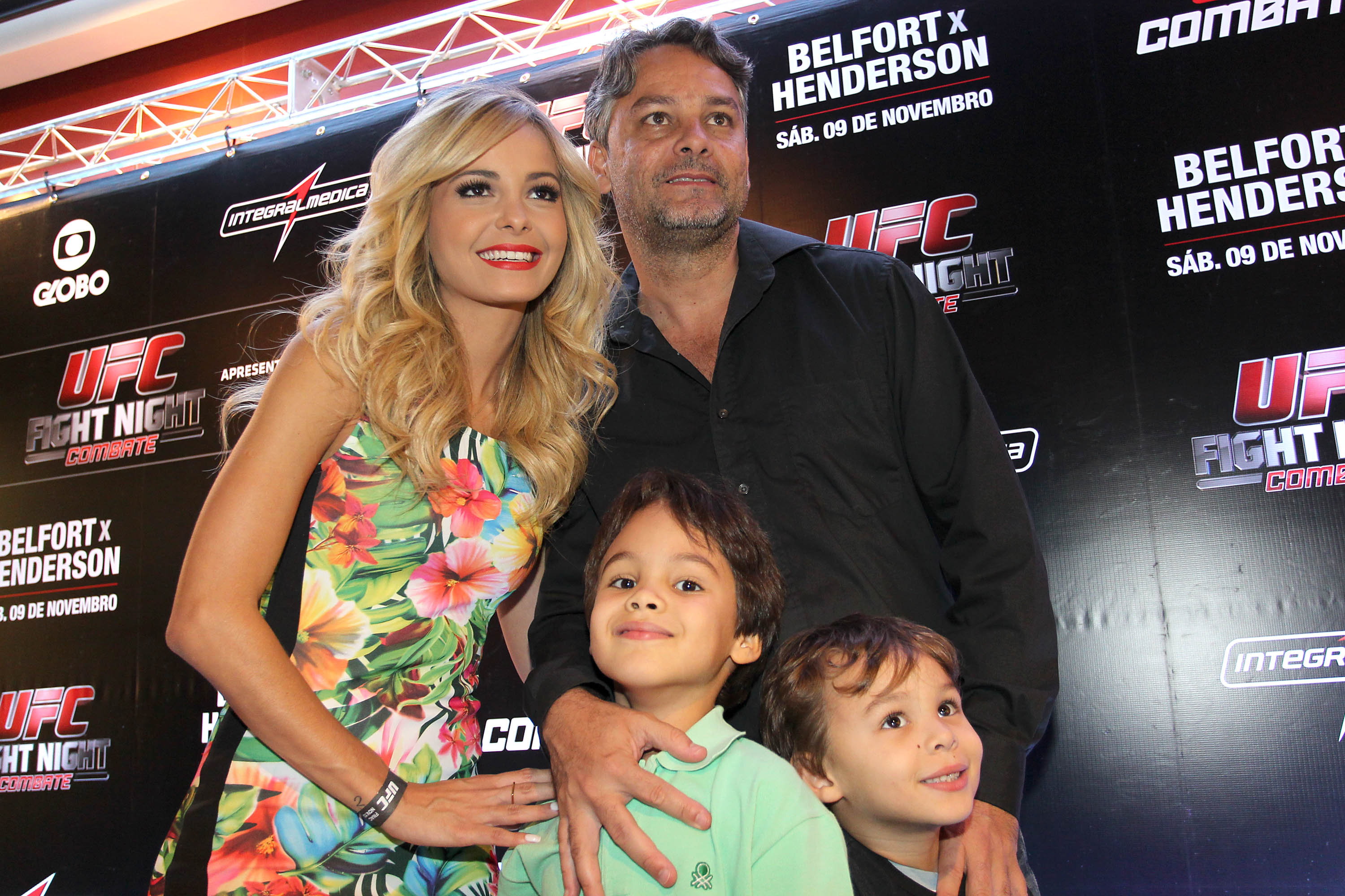 Ring Girl do UFC, Jhenny Andrade posa com fãs em Goiânia - William Lucas