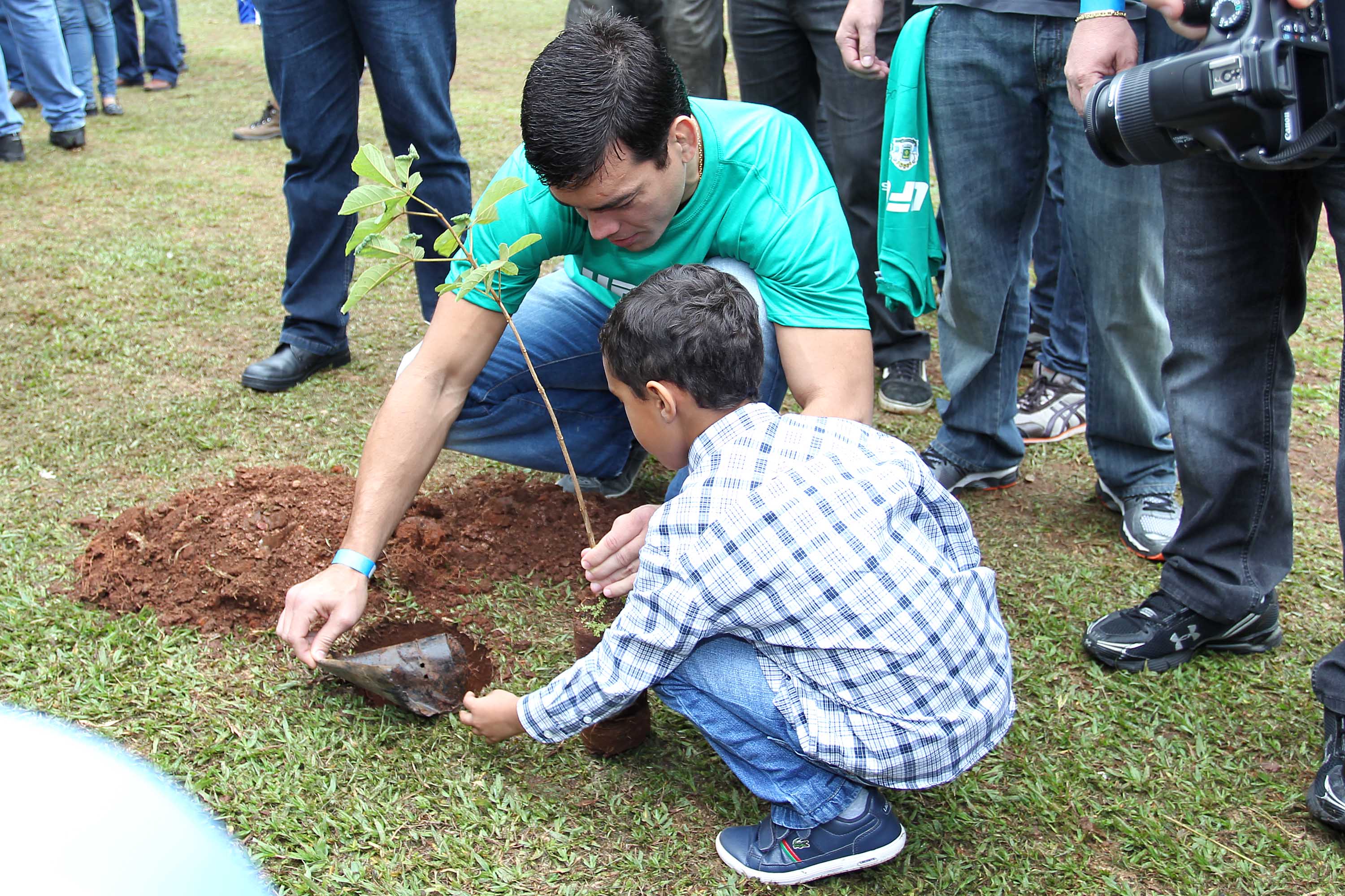 Lutadores participam de ação ambiental em Goiânia - William Lucas/Inovafoto