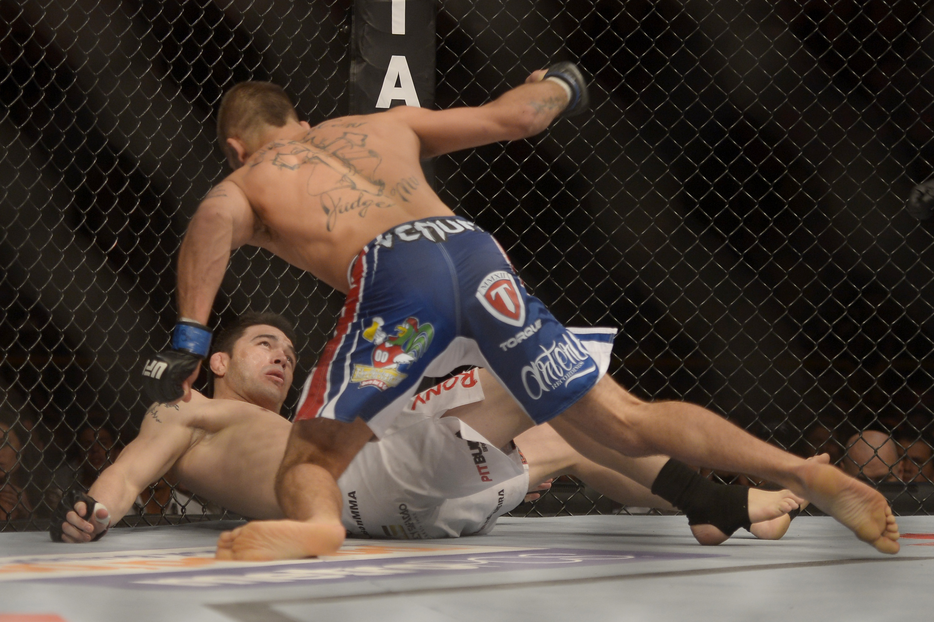 Após chute espetacular, Jeremy Stephens acerta mais um soco par vencer Rony Jason no UFC - Alexandre Loureiro/Inovafoto