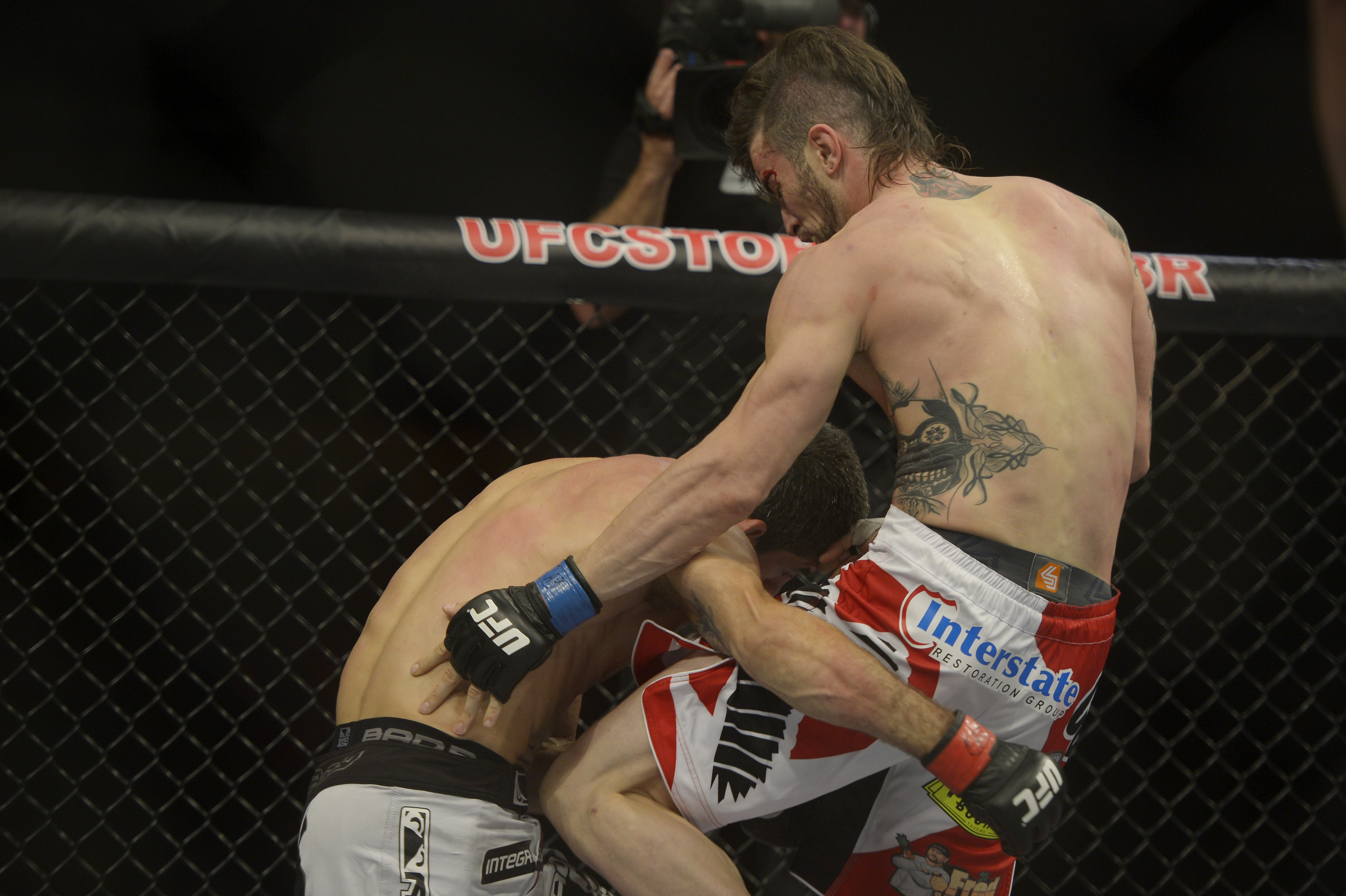 Joelhada de Thatch faz Paulo Thiago desistir do combate no UFC Goiânia - Alexandre Loureiro/Inovafoto