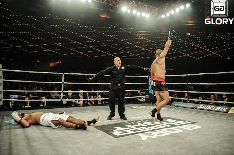 Saulo Cavalari aplica nocaute impressionante sobre Mourad Bouzidi - Divulgação GLORY/Ryan Loco/James Law