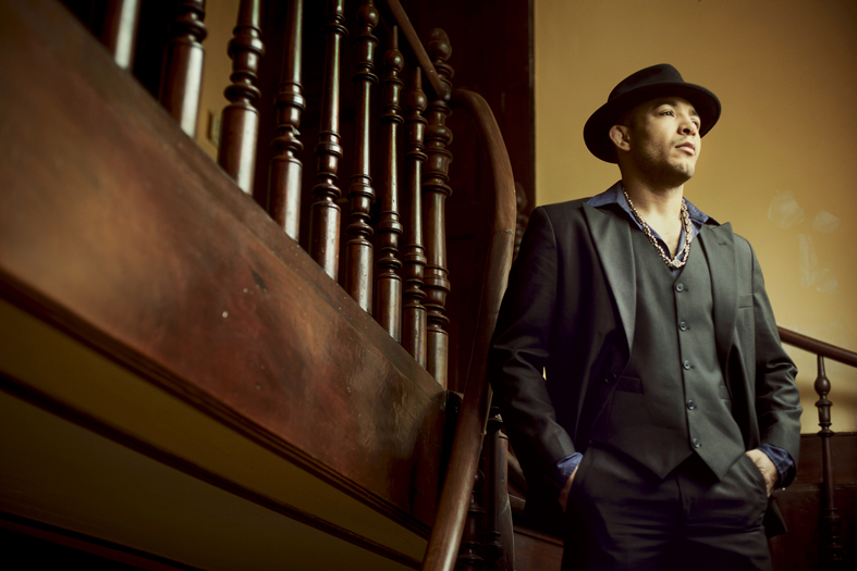 Lutador faz ensaio baseado em personagem do famoso ator Al Pacino - Divulgação José Aldo Junior/Revista Sexy/Edu Monteiro