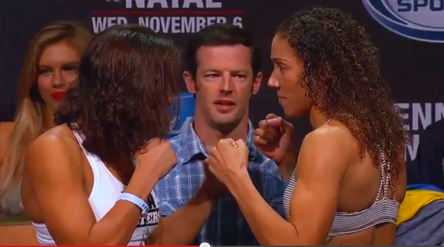 Amanda Nunes (esquerda) bate peso em pesagem do UFC e enfrenta holandesa - Reprodução Youtube