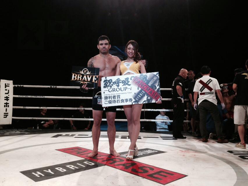 Brasileiro recebe troféu após nocaute avassalador - Crédito: Pedro Henrique Enoshita