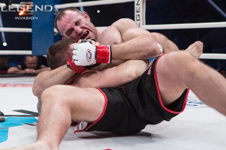 Russo Oleinik finaliza Mirko Crocop - Divulgação LEGEND/Ben Pontier