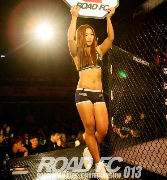 Lutadora fez sua estréia em edição 13 do evento sul coreano - Divulgação ROAD FC