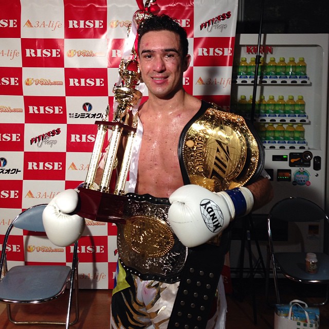 Lutador conquista segundo cinturão em evento japonês de kickboxing - Crédito: Patty Batista/Academia Brazilian Thai