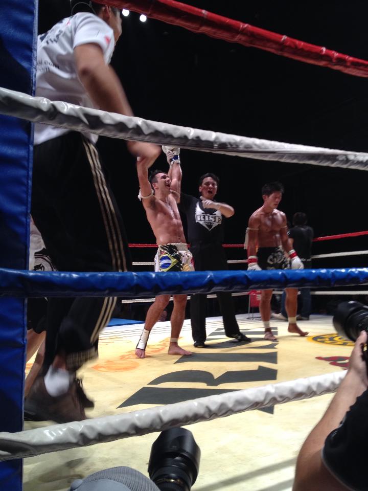 Brasileiro comemora vitória por decisão após combate duro - Crédito: Aline Sassaki