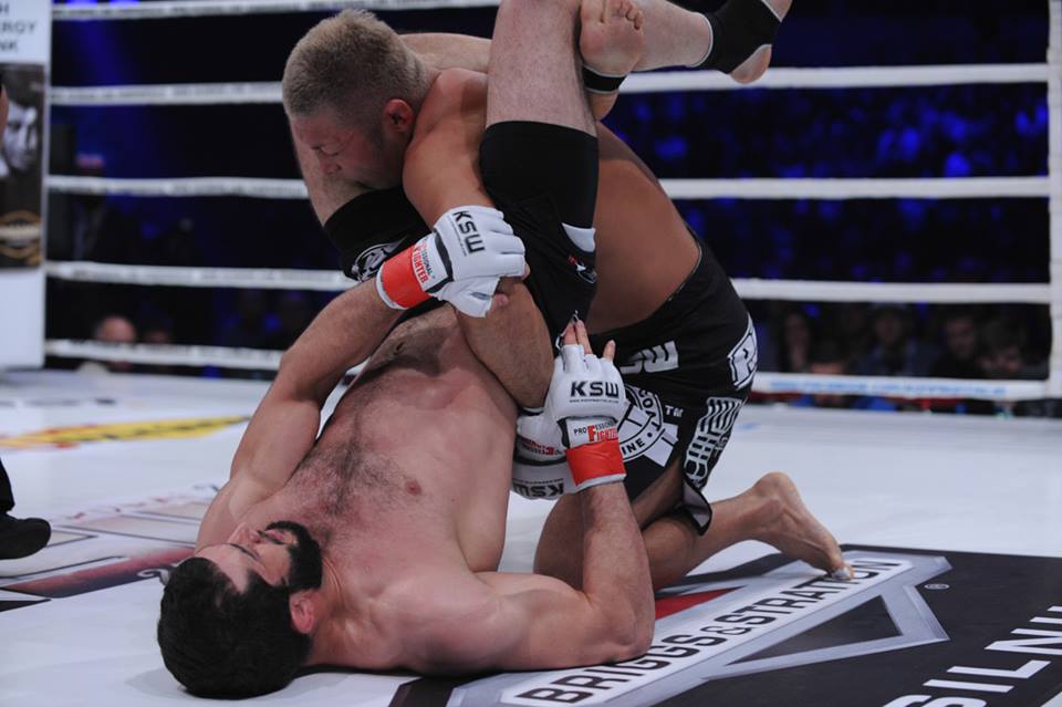 Khalidov encaixa triângulo e vence mais uma - Divulgação KSW