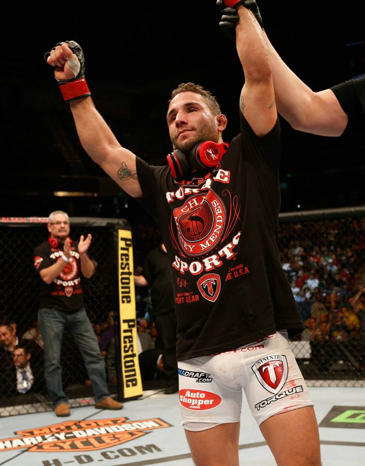 Mendes vence e se aproxima de revanche com José Aldo - Divulgação UFC/Josh Hedges